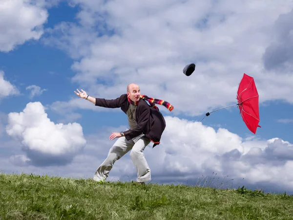 Человек Теряет Шляпу Зонтик Ветру — стоковое фото