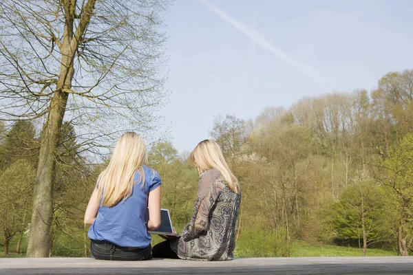 Teenagers Garden Computer — Stock Photo, Image