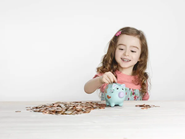 Menina Colocando Moedas Banco Porquinho — Fotografia de Stock