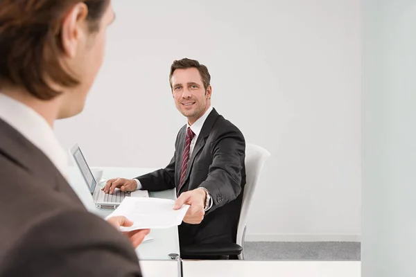 Empresarios Trabajando Oficina — Foto de Stock