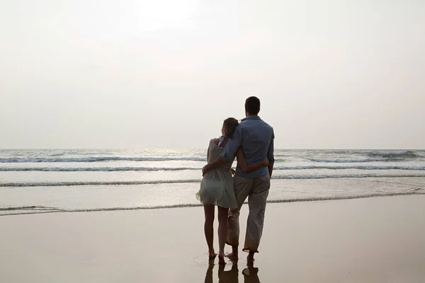 Casal Olhando Para Oceano — Fotografia de Stock