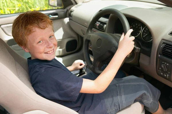 Lächelnder Junge Steuer Des Autos — Stockfoto