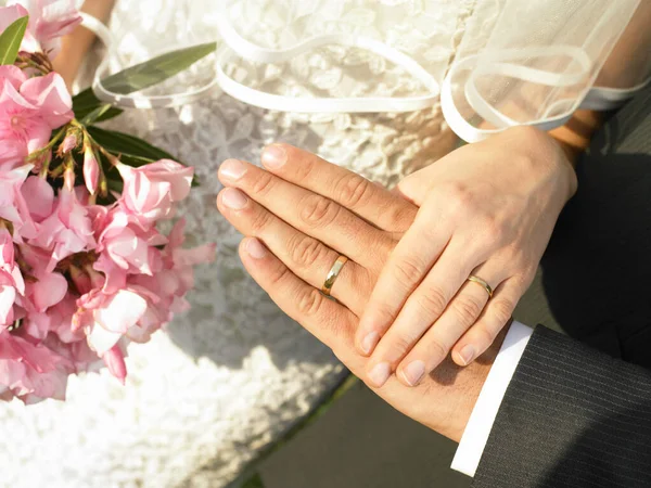 Bride Groom Hands Wedding Rings Royalty Free Stock Photos