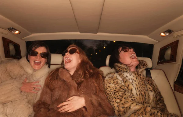 Три Жінки Задньому Сидінні Розкішного Автомобіля Ліцензійні Стокові Фото