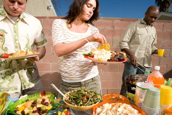 Vrienden Kiezen Eten Barbecue — Stockfoto