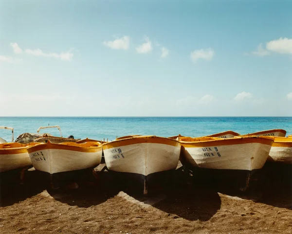 Γραμμή Των Βαμμένων Σκαφών Στην Παραλία — Φωτογραφία Αρχείου