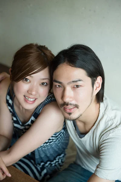 Młoda Azjatycka Para Uśmiechnięta — Zdjęcie stockowe