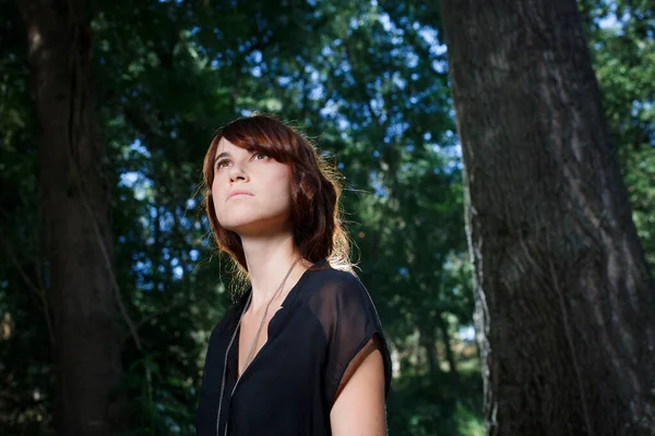 Femme Debout Dans Forêt — Photo