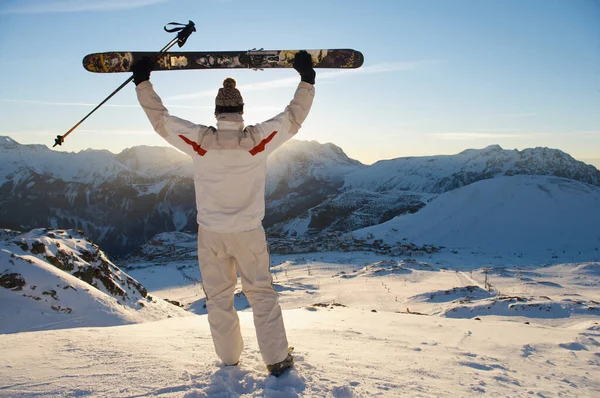 山の中のスキーヤーの肖像 — ストック写真