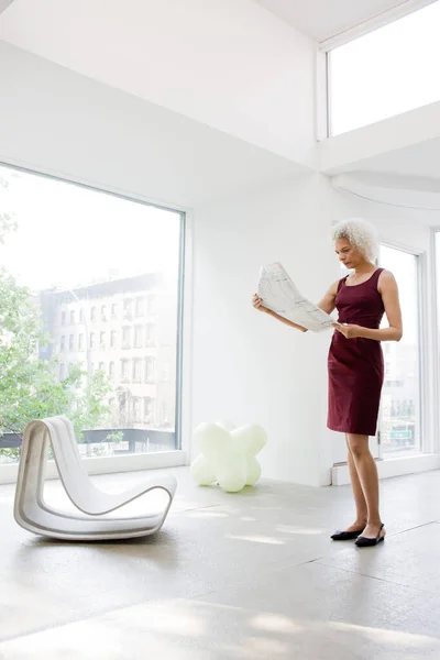 Empresaria Leyendo Papeles Oficina — Foto de Stock