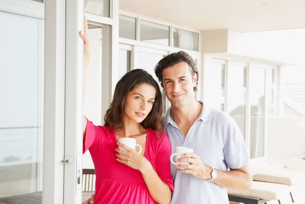 Paar Hause Sieht Entspannt Aus Lächelt — Stockfoto