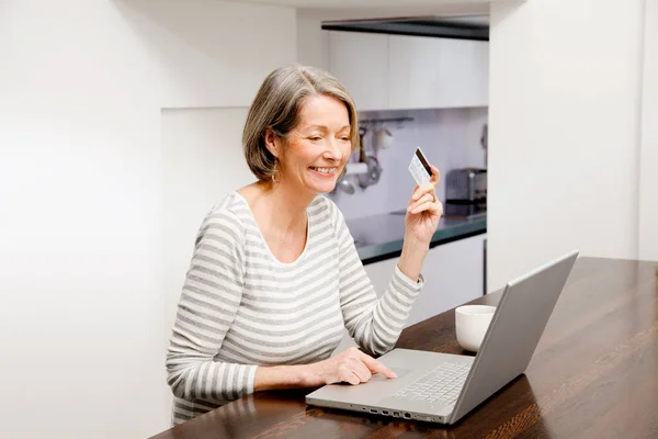 Mulher Madura Usando Internet Banking — Fotografia de Stock