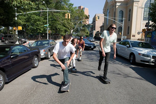 Skateboarders Stedelijke Straat — Stockfoto