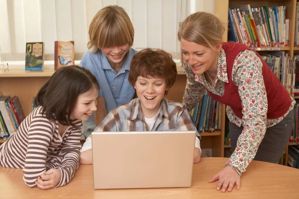 Madre Figlia Utilizzando Computer Portatile Casa — Foto Stock