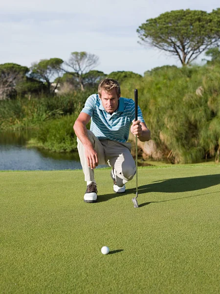 Uomo Che Gioca Golf Mettendo Verde — Foto Stock