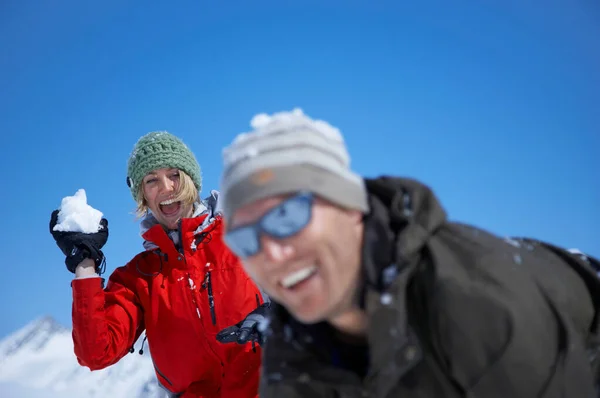 Junges Paar spielt im Schnee — Stockfoto
