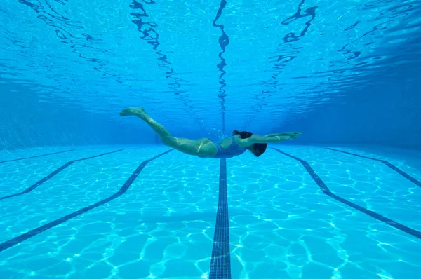 Vrouw Zwemmen Het Zwembad Onderwater Uitzicht — Stockfoto
