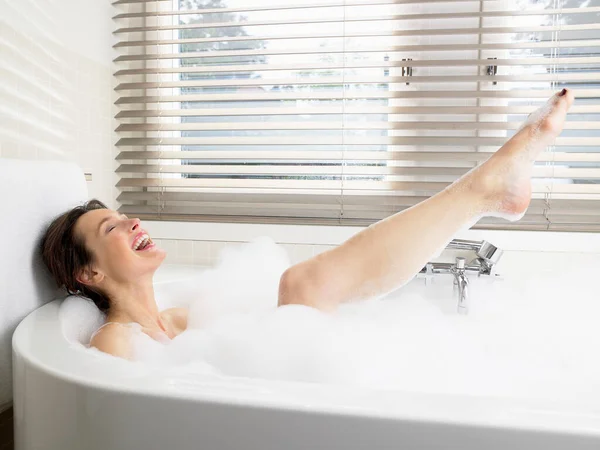 Femme Dans Salle Bain Prenant Une Baignoire — Photo