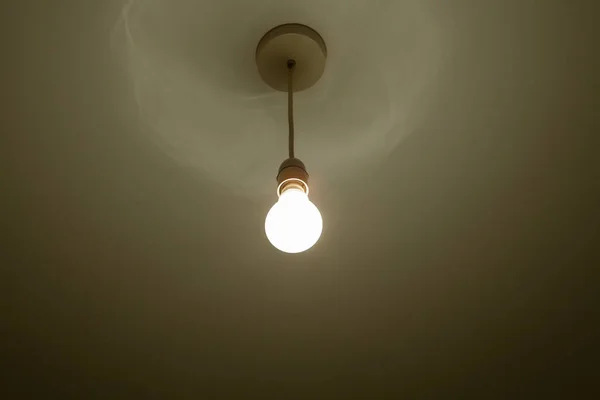 Иллюминированная Лампочка Потолке — стоковое фото