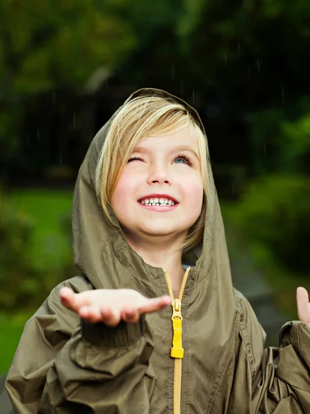 Mädchen Hält Ihre Hand Aus Regen Fangen — Stockfoto