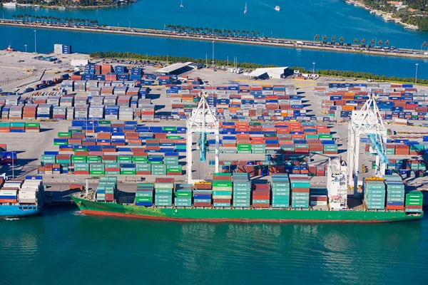 Cargo containers at shipping dock — Stock Photo, Image