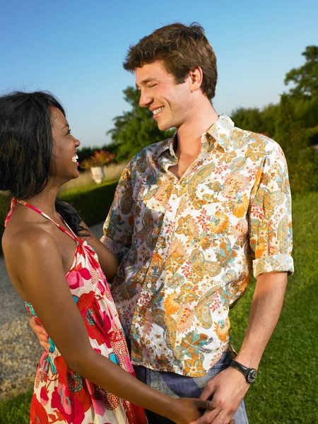 Casal Sorrindo Pôr Sol — Fotografia de Stock