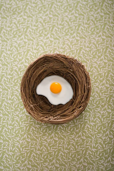 Huevo Nido Frito Sobre Mesa — Foto de Stock