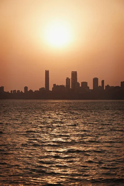 Silhouette Der Städtischen Skyline Auf Dem Wasser — Stockfoto