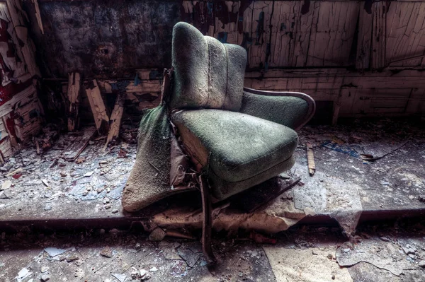 Zepsute Krzesło Zepsutym Pomieszczeniu — Zdjęcie stockowe