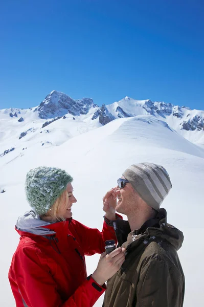 Paar zieht Sonnencreme an — Stockfoto