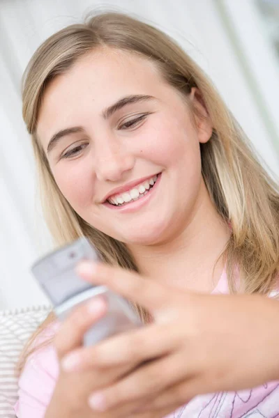 Adolescente Chica Teléfono Móvil —  Fotos de Stock