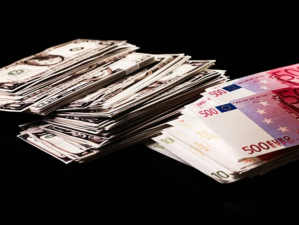 Stos dolarów i banknotów euro — Zdjęcie stockowe