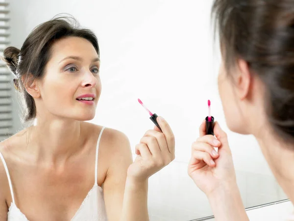 Woman Bathroom Applying Makeup — Stock Photo, Image