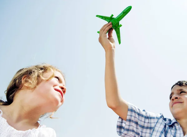 Ragazzo Ragazza Guardando Aereo Giocattolo — Foto Stock