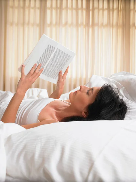 Kobieta Czytająca Książkę Łóżku — Zdjęcie stockowe