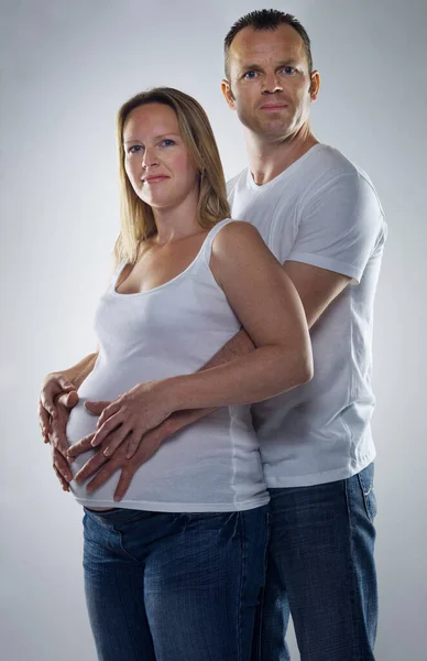 Hombre Abrazando Mujer Embarazada —  Fotos de Stock