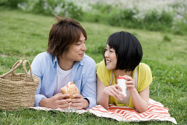 Couple Having Lunch Grass — Stock Photo, Image