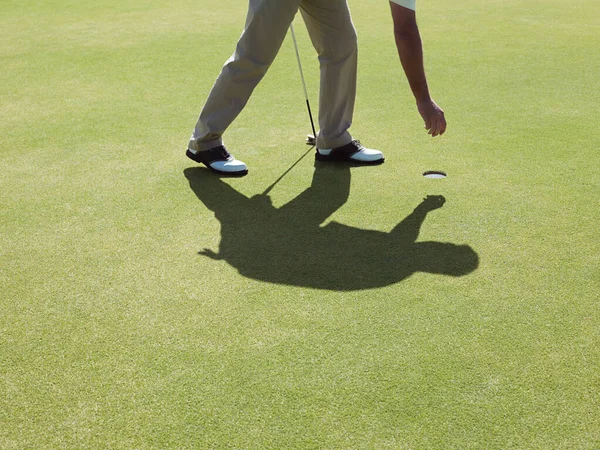Uomo Che Gioca Golf Raccogliendo Palla — Foto Stock