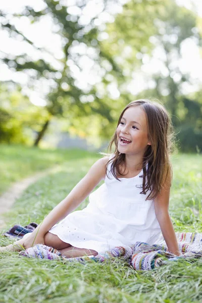 Muchacha Sonrisas Generales — Foto de Stock