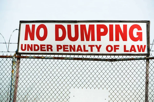 Dumping Sign Wire Fence — Stock Photo, Image