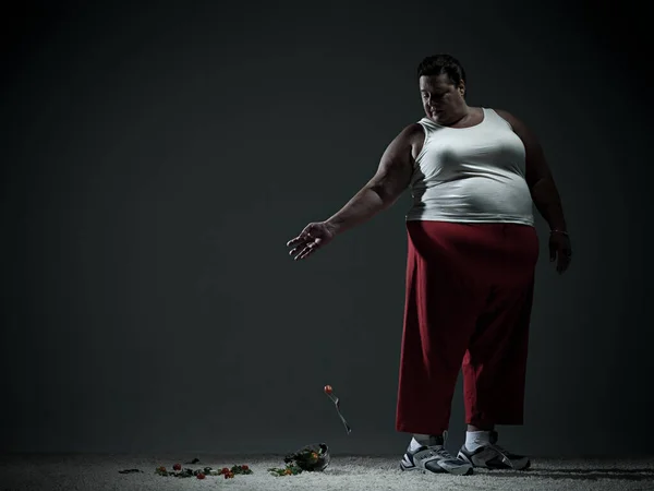 Overvektig Kvinne Som Dropper Salat – stockfoto