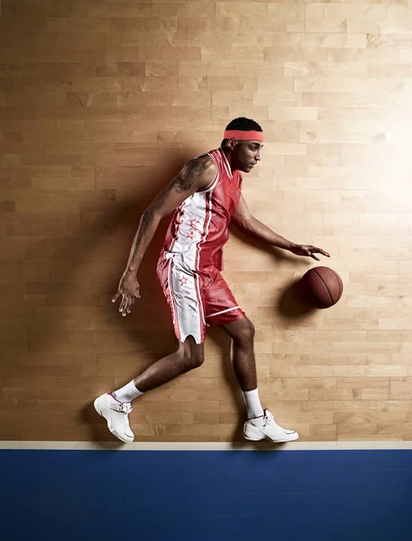 Basketball Player Laying Court — kuvapankkivalokuva