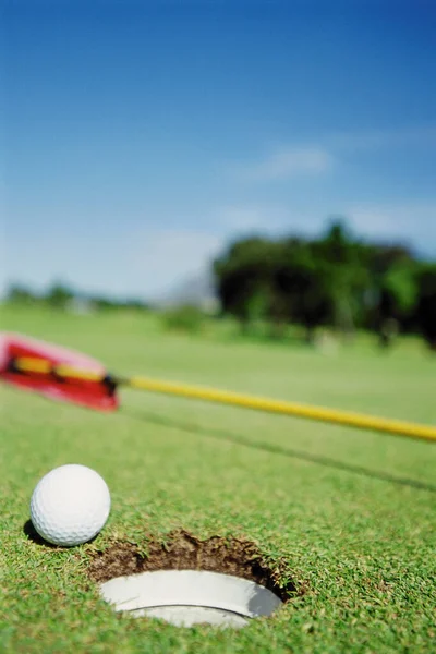 Golfbal Naast Het Gat — Stockfoto