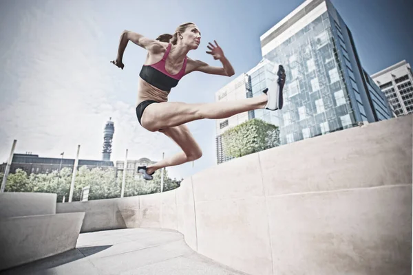 Atleta Saltando Sobre Escultura Pública — Foto de Stock