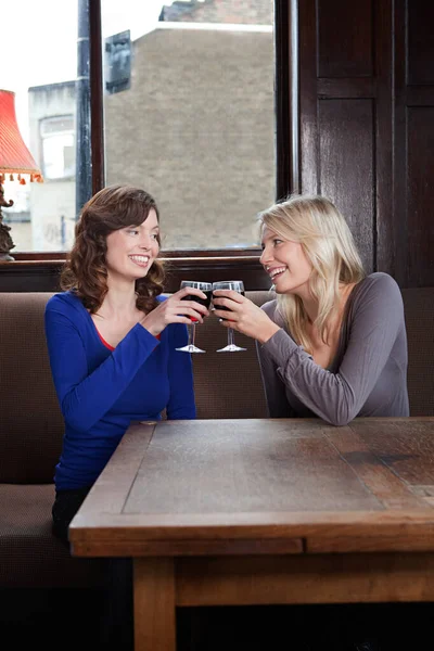 Duas Jovens Mulheres Bar Brindam Com Vinho — Fotografia de Stock