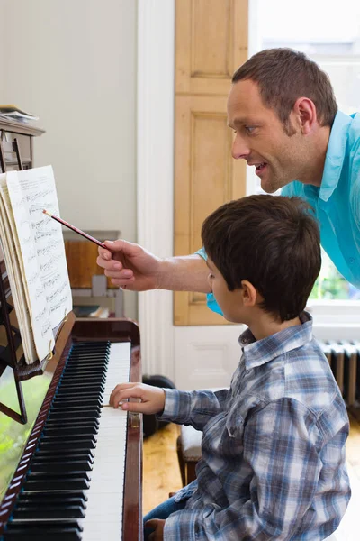 Vater Bringt Sohn Klavierspielen Bei — Stockfoto