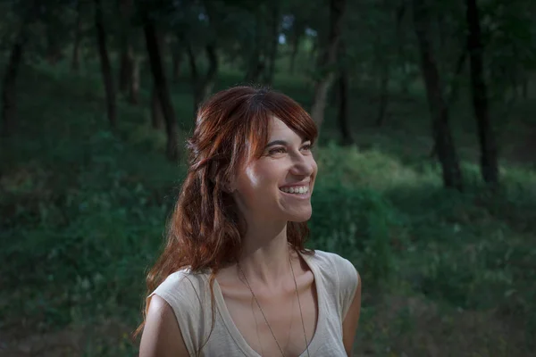 Femme Souriante Debout Dans Forêt — Photo