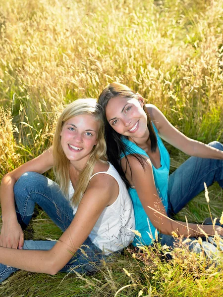 Flickor Sittande Ett Fält Leende — Stockfoto