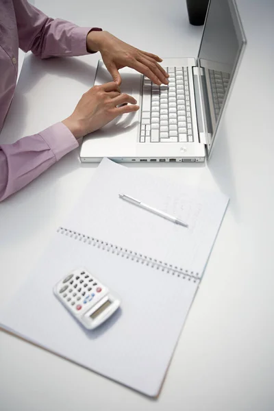 Imagen Recortada Una Mujer Negocios Escritorio — Foto de Stock