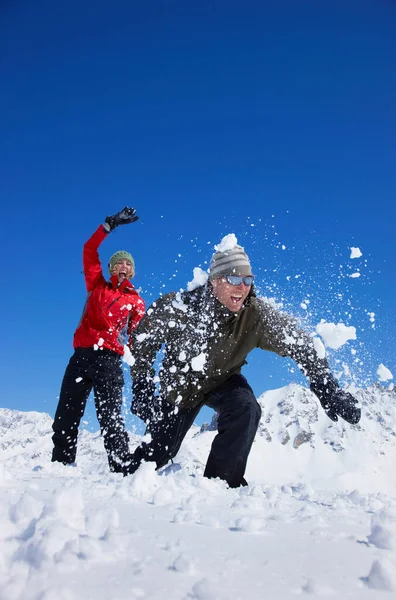 在雪地里玩耍的年轻夫妇 — 图库照片